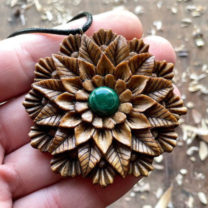 Ciondolo a forma di fiore mandala