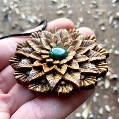Ciondolo a forma di fiore mandala
