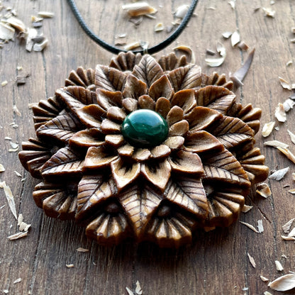 Ciondolo a forma di fiore mandala