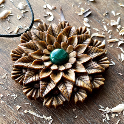Ciondolo a forma di fiore mandala
