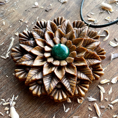 Ciondolo a forma di fiore mandala