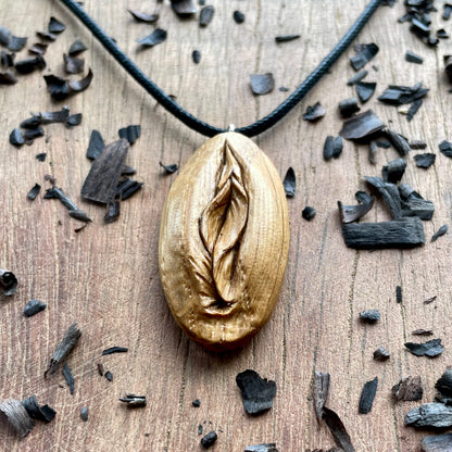 Ciondolo in legno di quercia Vulva