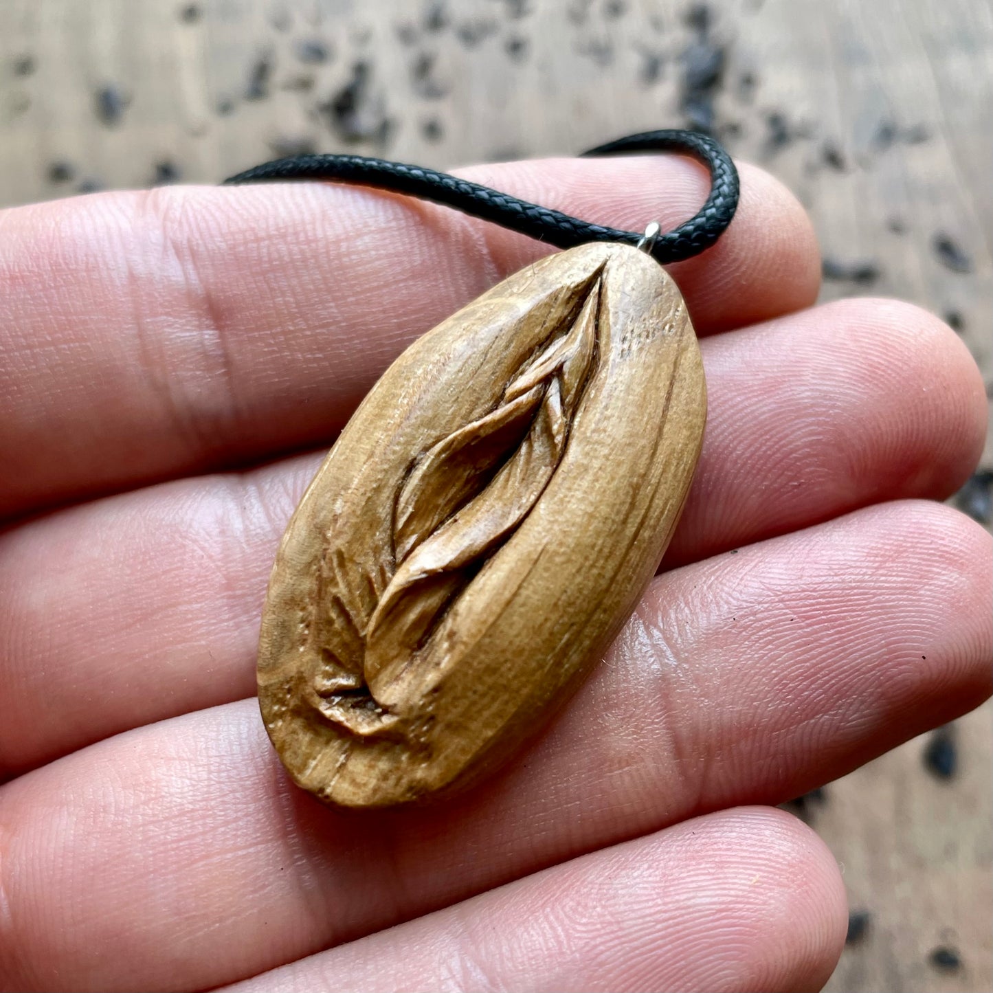 Ciondolo in legno di quercia Vulva