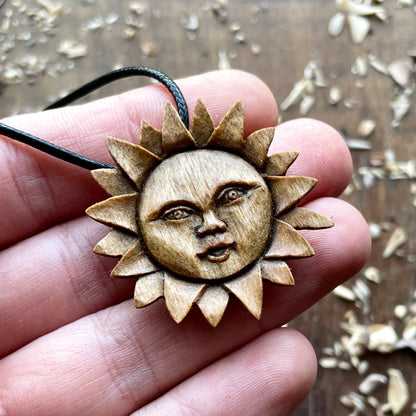 Ciondolo in legno di noce con faccia di sole