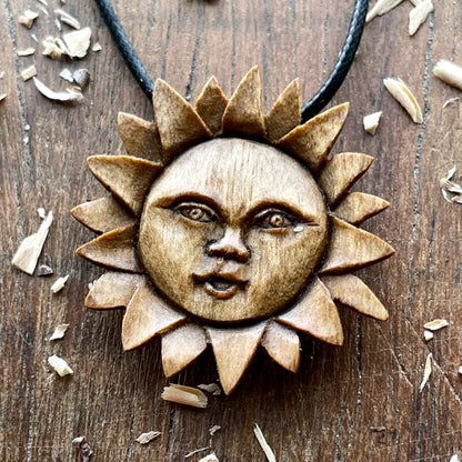 Ciondolo in legno di noce con faccia di sole