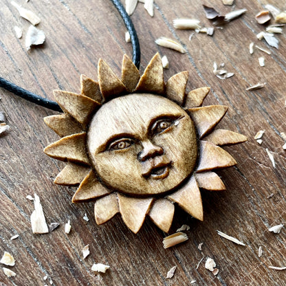 Ciondolo in legno di noce con faccia di sole