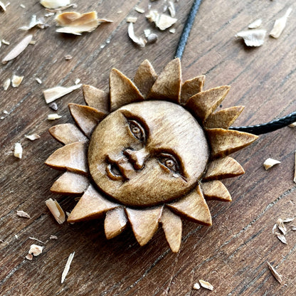 Ciondolo in legno di noce con faccia di sole