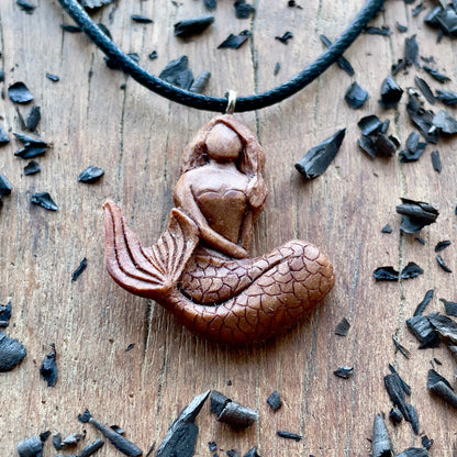 Ciondolo in legno di prugna sirena