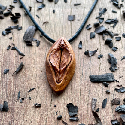 Ciondolo in legno di albicocca Vulva