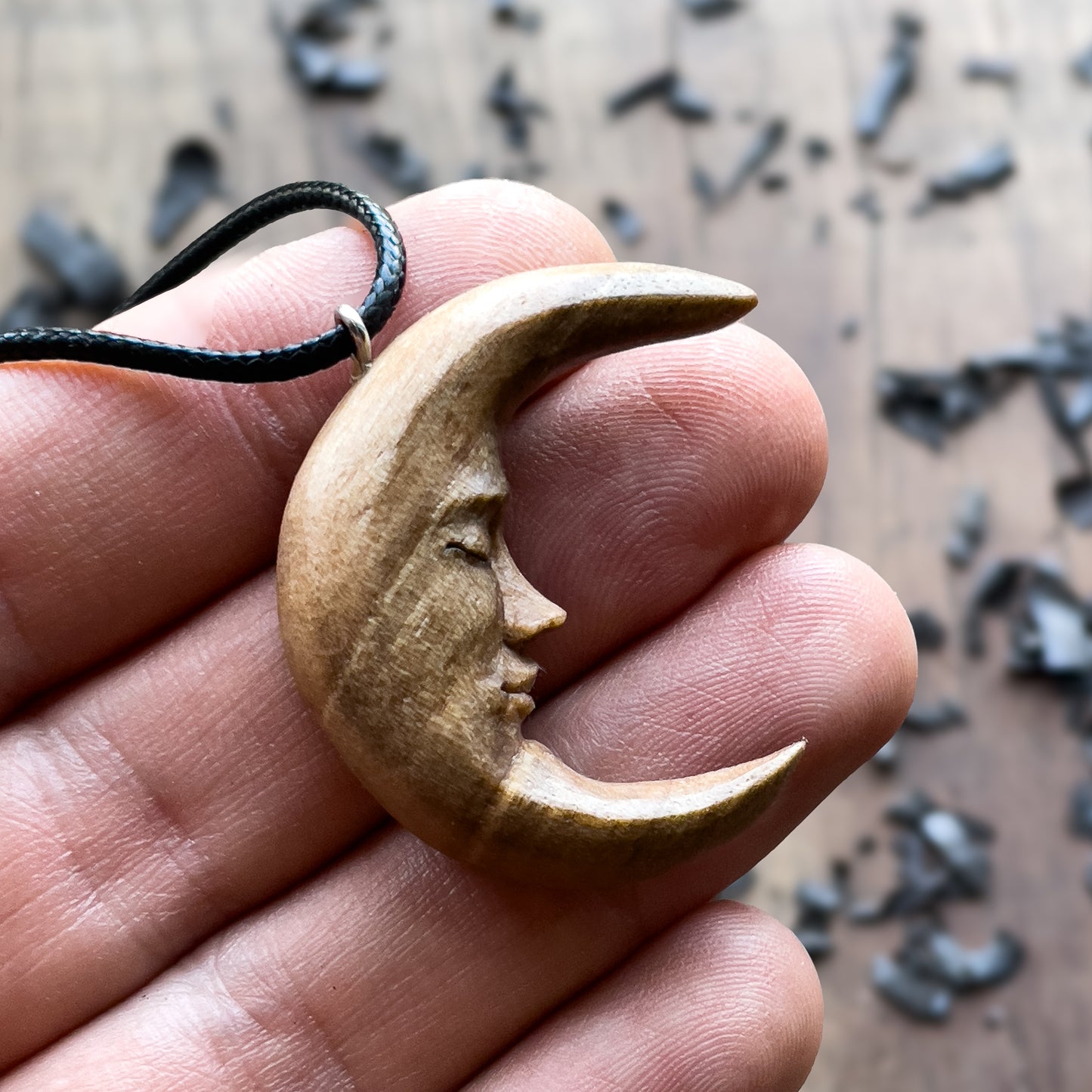 Ciondolo in legno di noce con volto di luna