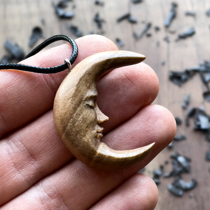 Ciondolo in legno di noce con volto di luna
