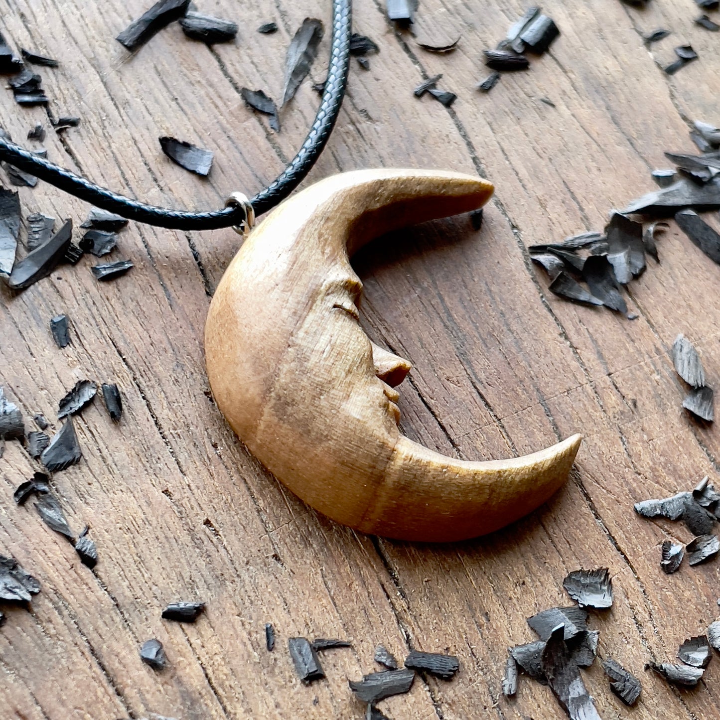 Ciondolo in legno di noce con volto di luna