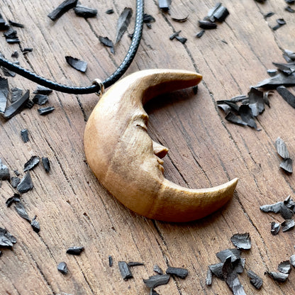 Ciondolo in legno di noce con volto di luna
