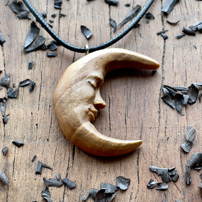 Ciondolo in legno di noce con volto di luna