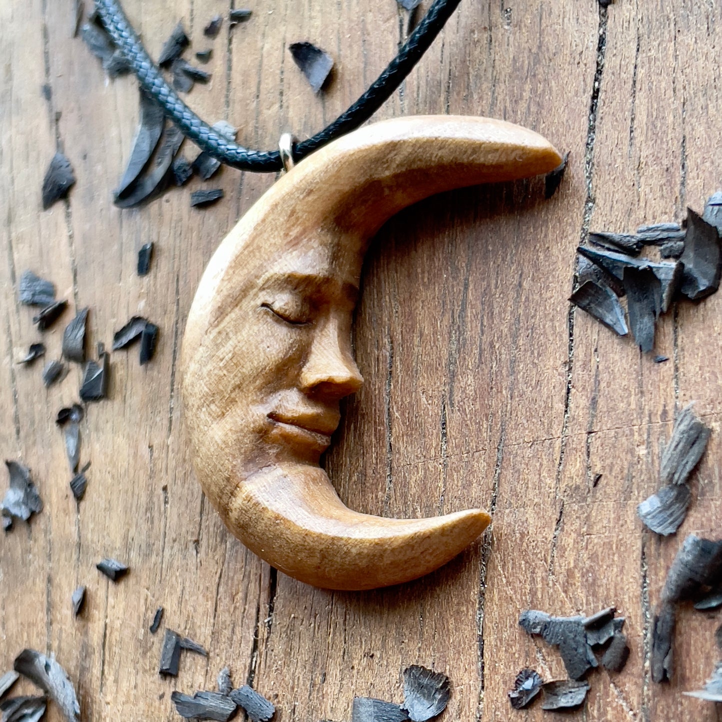 Ciondolo in legno di noce con volto di luna