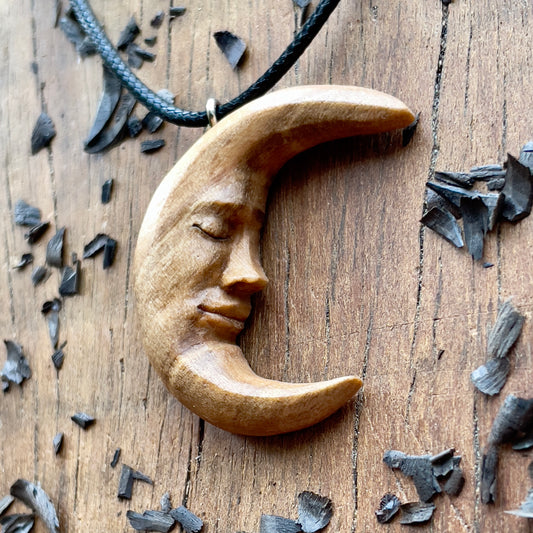 Ciondolo in legno di noce con volto di luna
