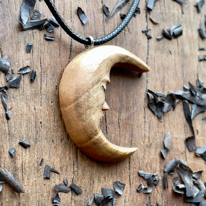 Ciondolo in legno di noce con volto di luna