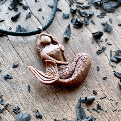 Ciondolo in legno di prugna sirena