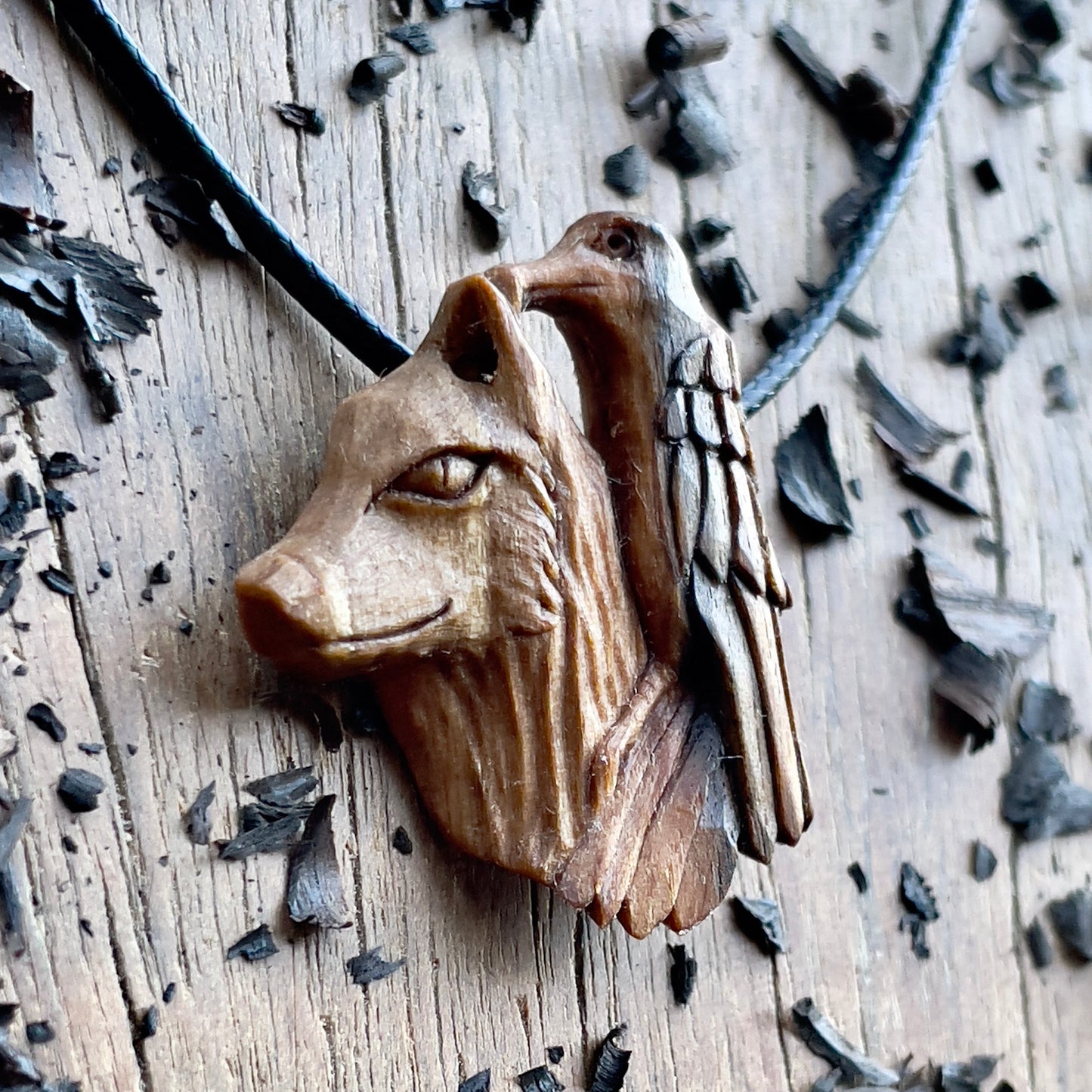 Ciondolo in legno di noce lupo e corvo