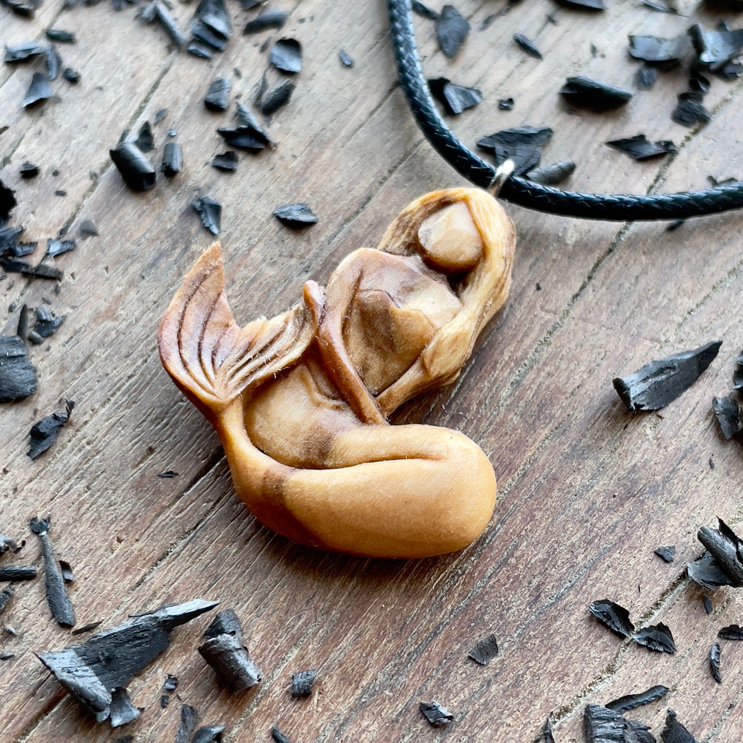 Ciondolo in legno di prugna sirena