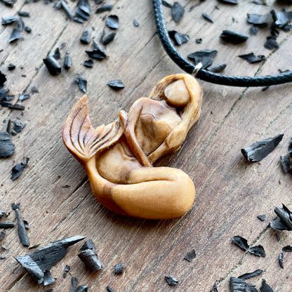 Ciondolo in legno di prugna sirena