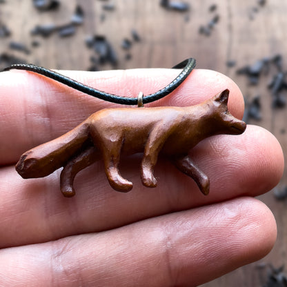 Collana volpe intagliata a mano, ciondolo in legno di albicocca