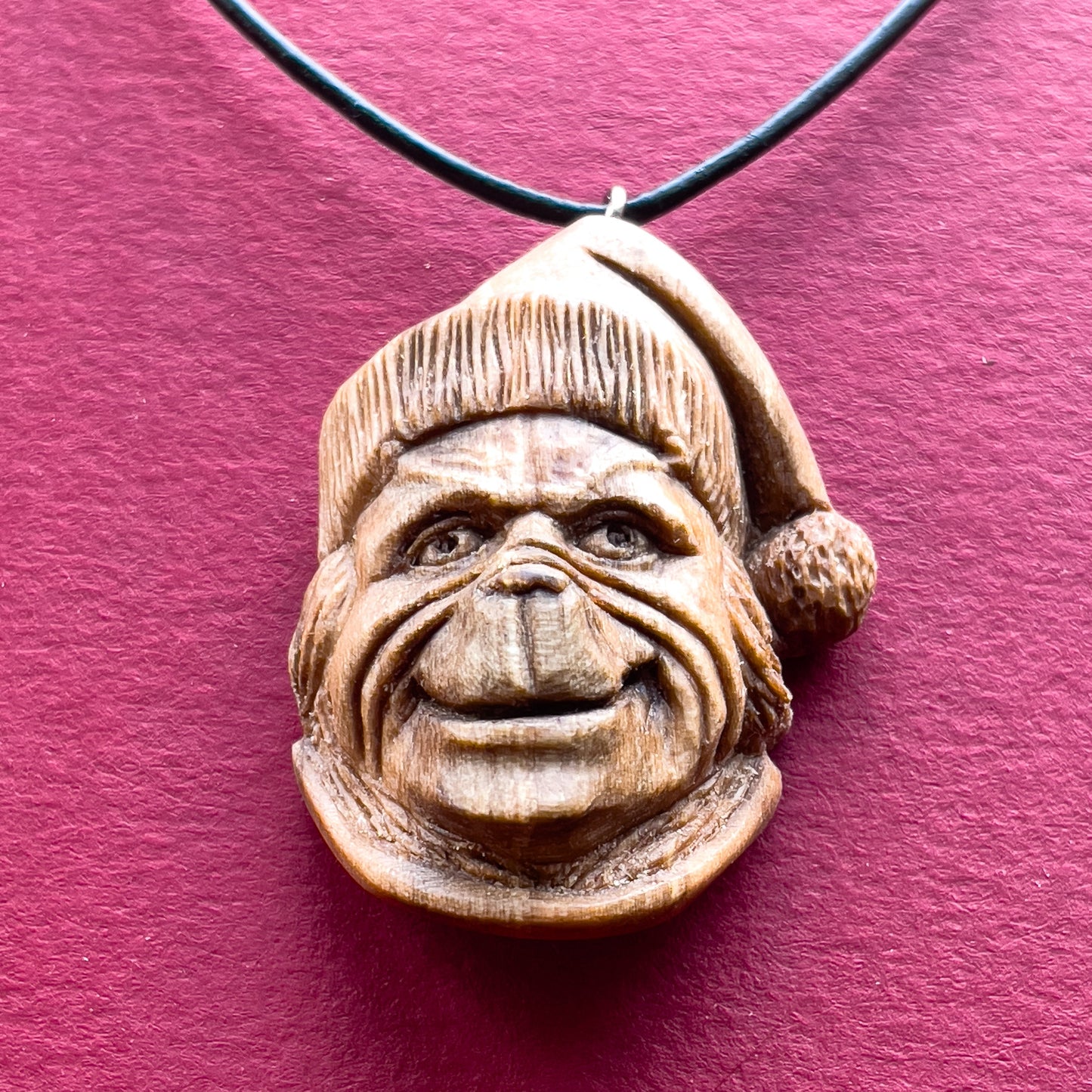 Il ciondolo in legno di noce del Grinch