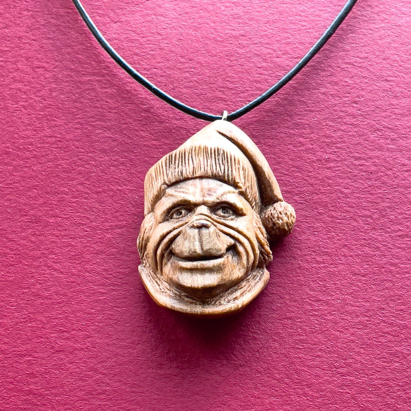 Il ciondolo in legno di noce del Grinch