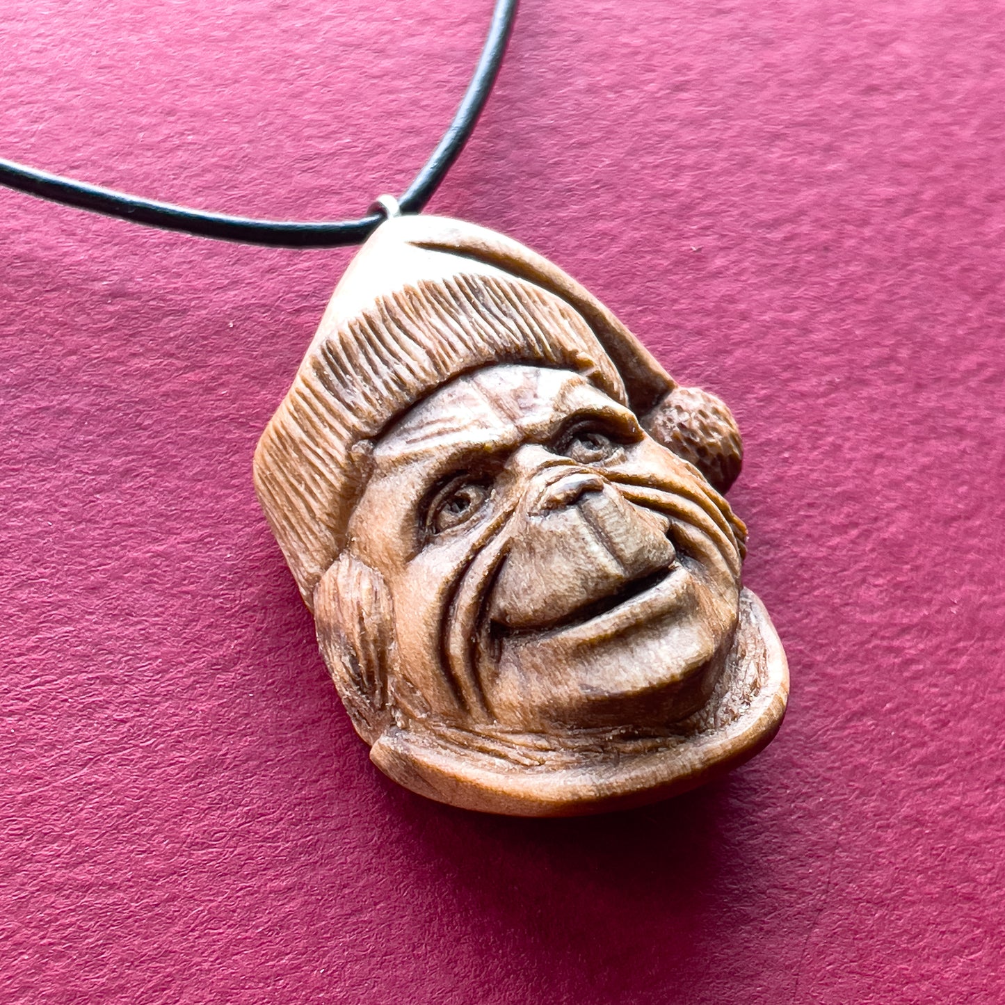 Il ciondolo in legno di noce del Grinch