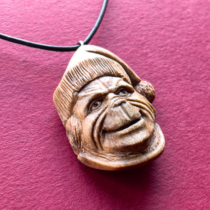 Il ciondolo in legno di noce del Grinch