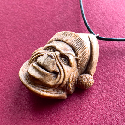 Il ciondolo in legno di noce del Grinch