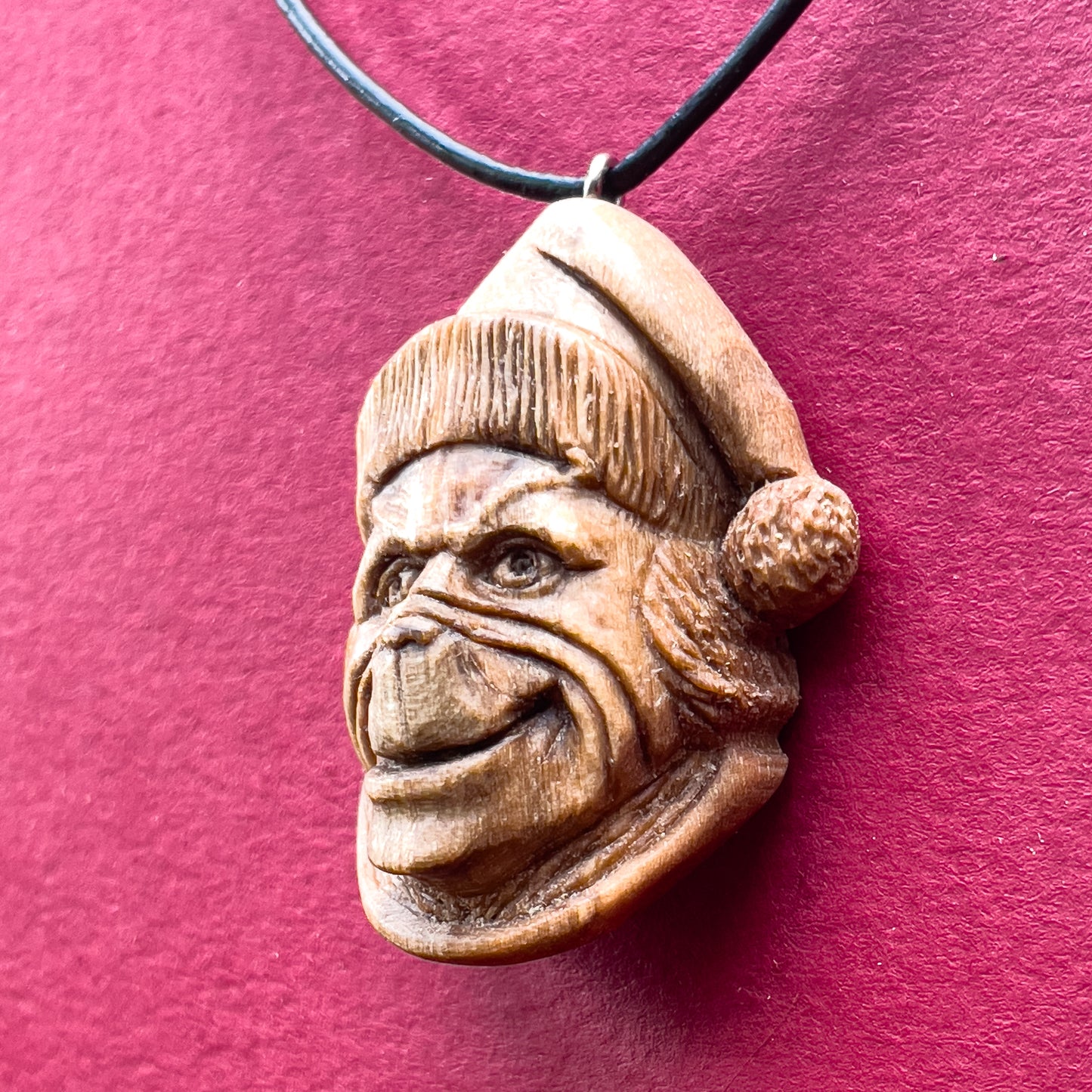 Il ciondolo in legno di noce del Grinch