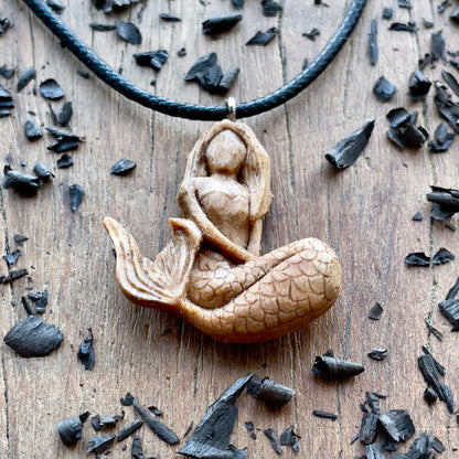 Ciondolo in legno di prugna sirena