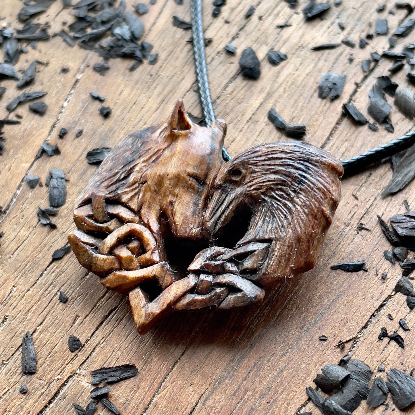 Ciondolo in legno di noce lupo e corvo