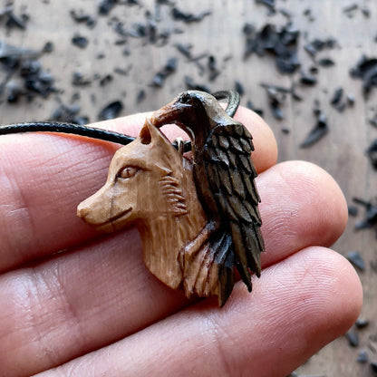 Ciondolo in legno di noce lupo e corvo