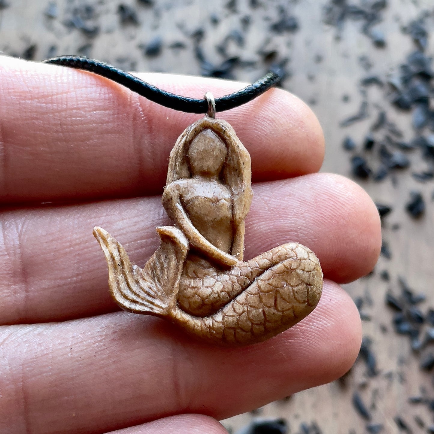 Ciondolo in legno di prugna sirena