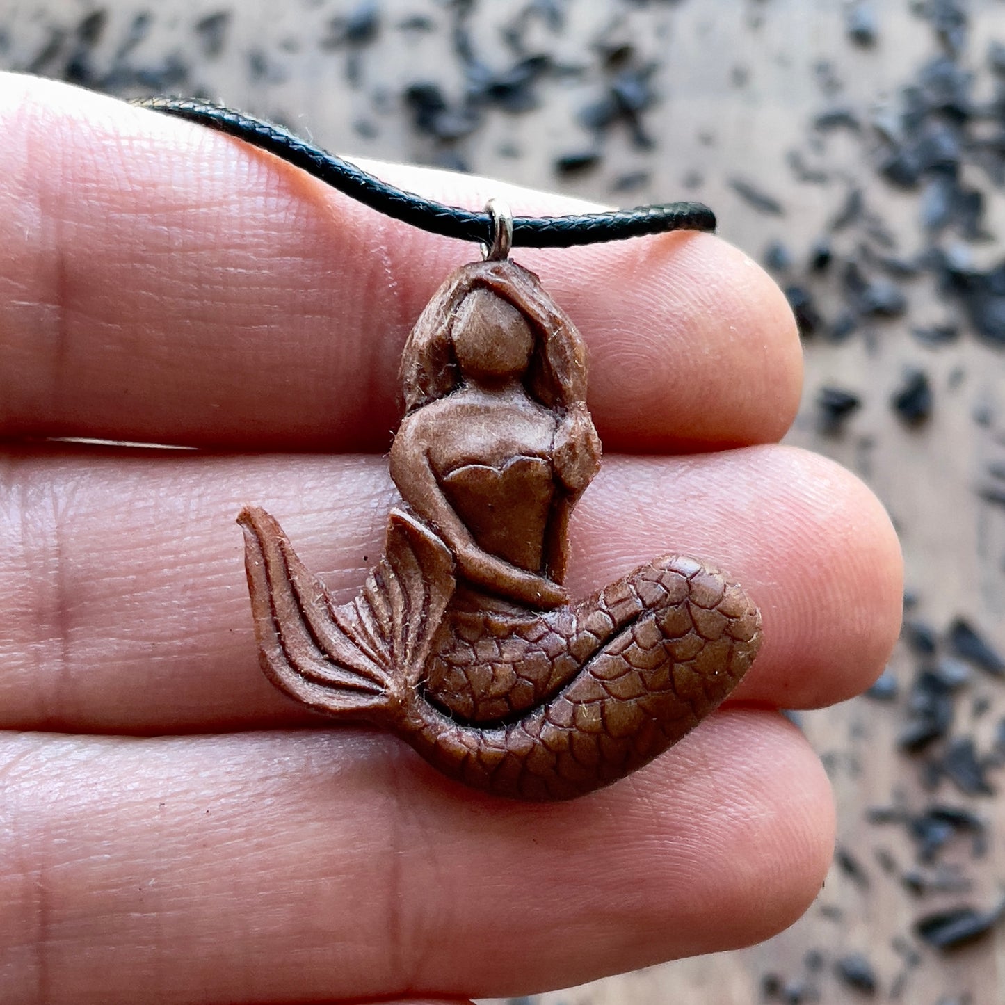 Ciondolo in legno di prugna sirena