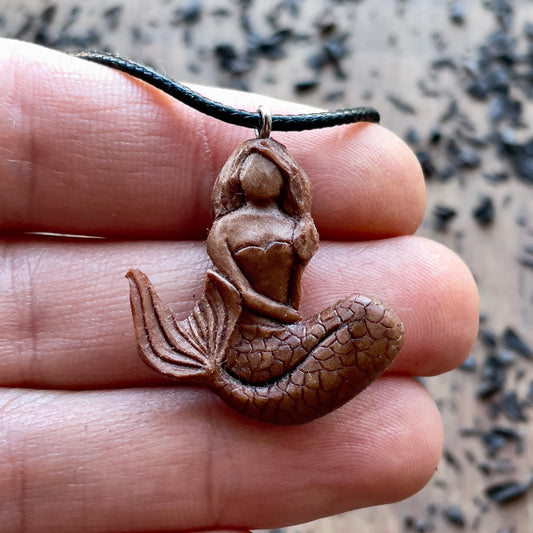 Ciondolo in legno di prugna sirena