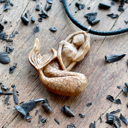 Ciondolo in legno di prugna sirena