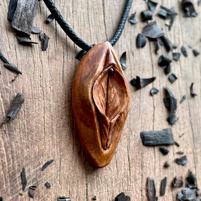 Ciondolo in legno di albicocca Vulva