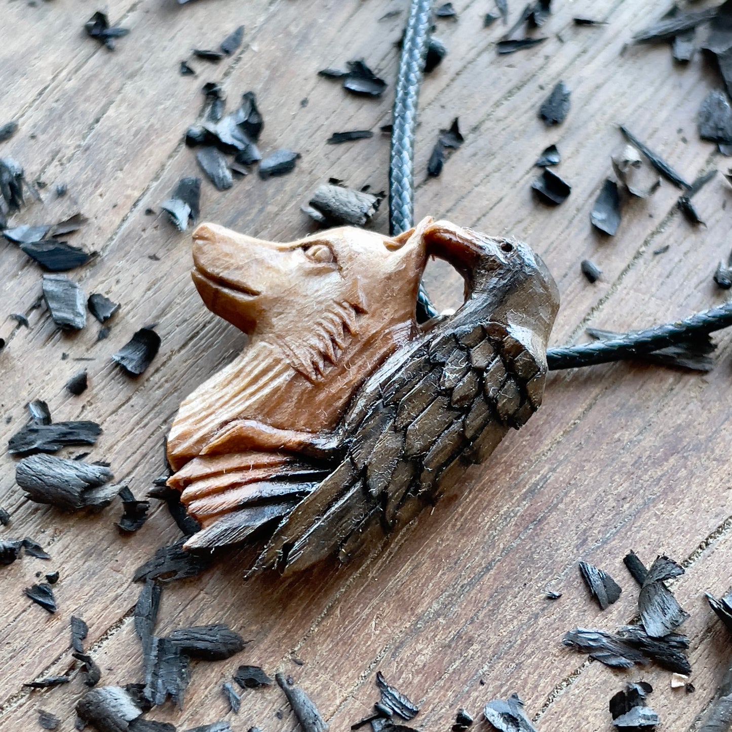 Ciondolo in legno di noce lupo e corvo