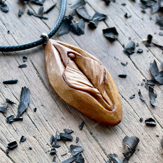 Ciondolo in legno di albicocca Vulva