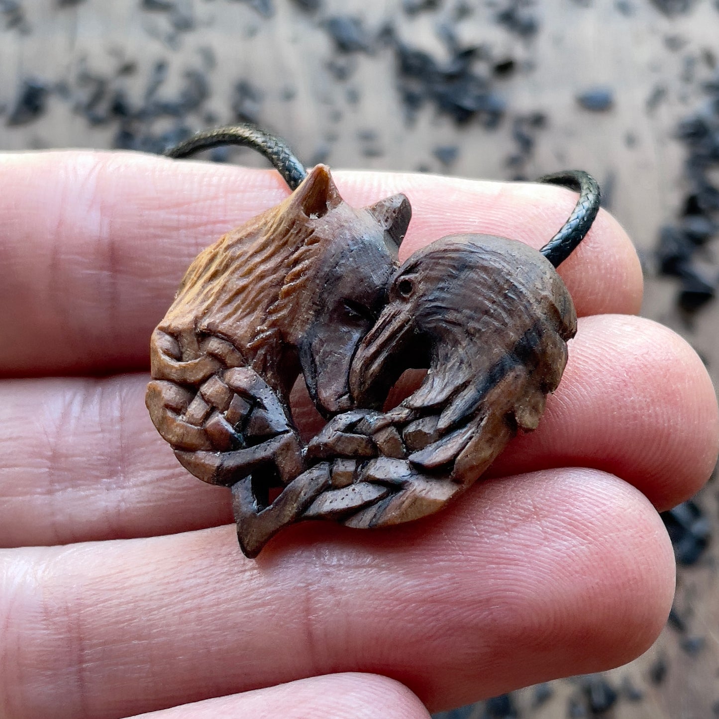 Ciondolo in legno di noce lupo e corvo