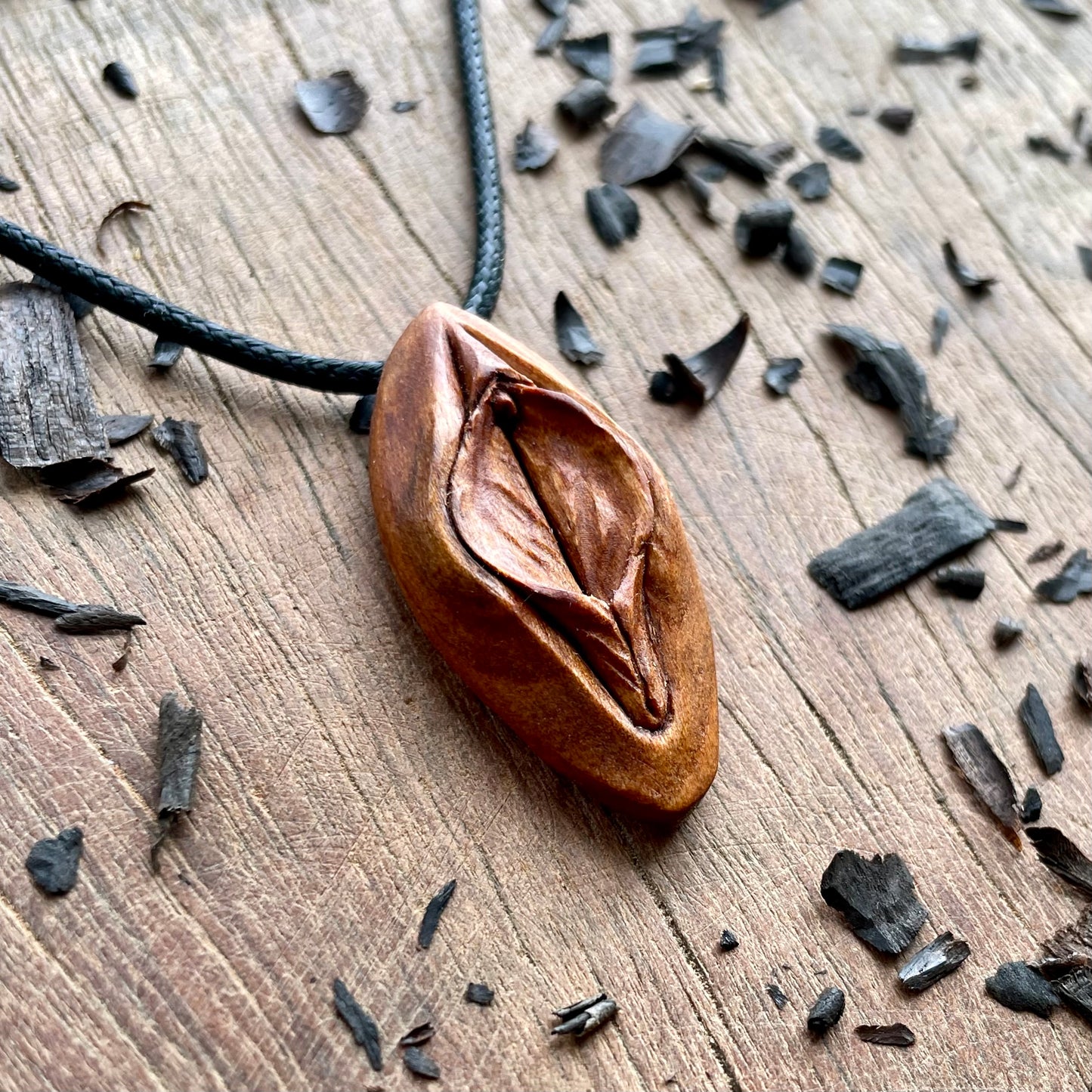 Ciondolo in legno di albicocca Vulva
