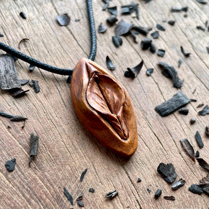 Ciondolo in legno di albicocca Vulva