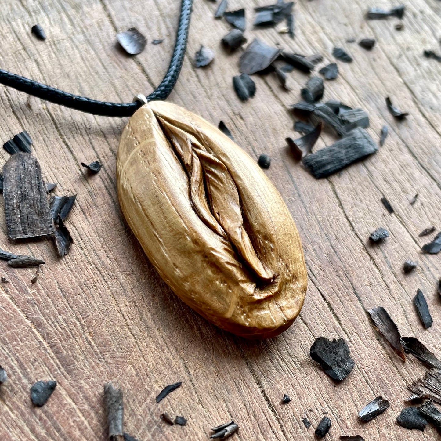 Ciondolo in legno di quercia Vulva