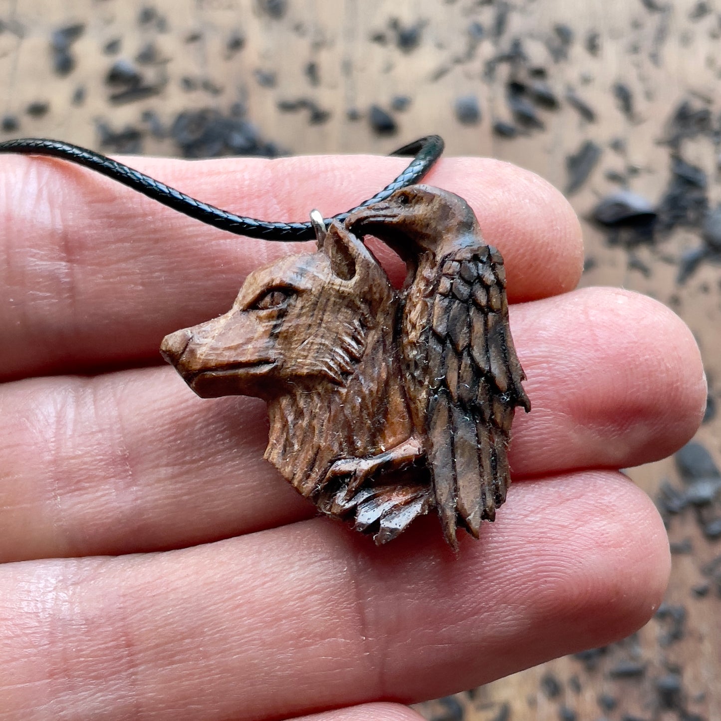 Ciondolo in legno di noce lupo e corvo