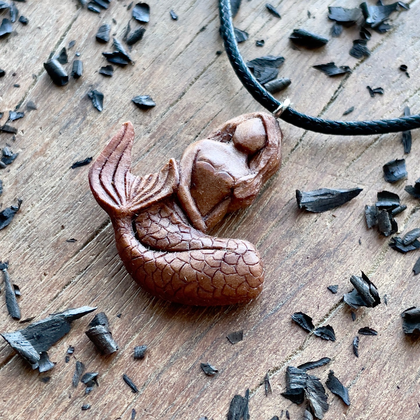 Ciondolo in legno di prugna sirena