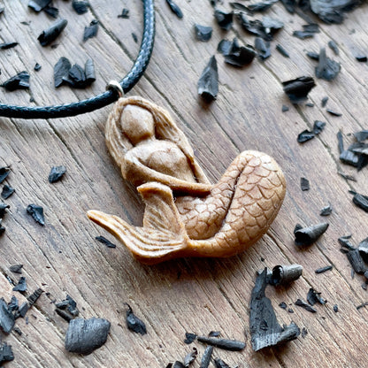 Ciondolo in legno di prugna sirena