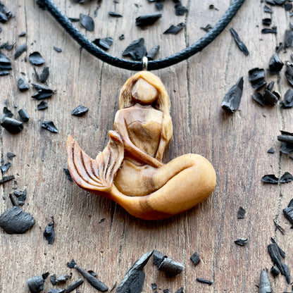 Ciondolo in legno di prugna sirena